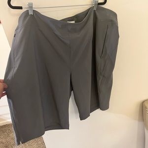 Columbia woman’s pull on shorts with side zipper pockets